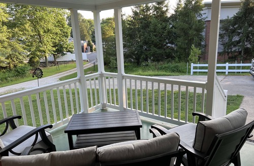 Jasper House | Oasis in the Woods. Next door to the Schnitzelbank. 0.3 miles to the Riverwalk!