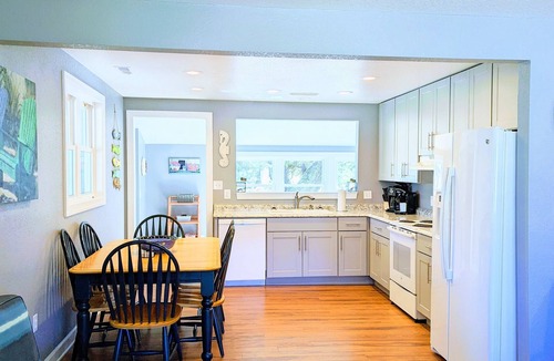 Colington Cottage | OBX TUCKED AWAY~Sound side~On canal~Kayaks~ Ground level w/ramp~Beach 1 mi~MP8