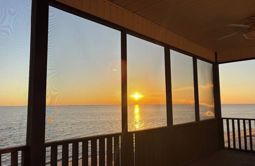 Ocean Springs House | Ocean Front Private Beach 3 Bedroom House In Ocean Springs with AC and Lift
