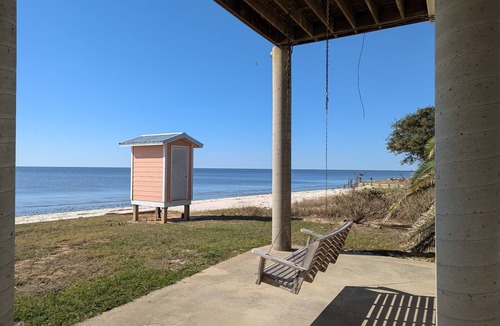 Ocean Springs House | Ocean Front Private Beach 3 Bedroom House In Ocean Springs with AC and Lift