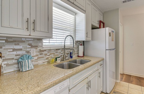 Isla Del Sol Cottage | Ocean-view Beach House in Galveston, Dogs Welcome!