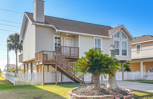 Isla Del Sol Cottage | Ocean-view Beach House in Galveston, Dogs Welcome!