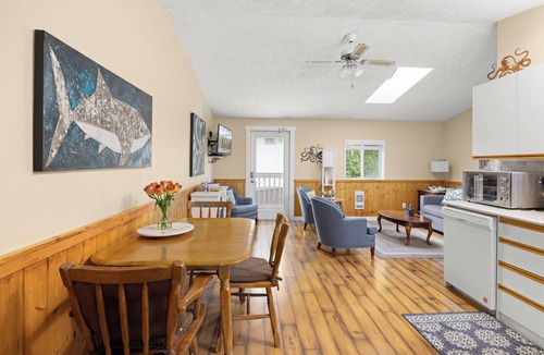 Sooke Hotel | Oceanfront Cottage: Dock, Beach Access, Hot Tub, BBQ & Free Kayaks