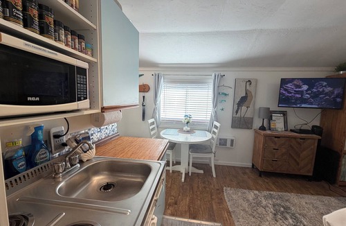 Sooke Hotel | Oceanfront Studio :Ocean access, boardwalk, dock, BBQ, Kayaks & crab traps!