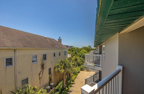Saint Simons Island Condo | Oceanfront Condo with Balcony, Pool, Beach Access