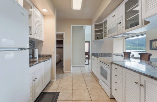 Lihue Apartment | Oceanview Kauai Retreat | Balcony & Beach Access