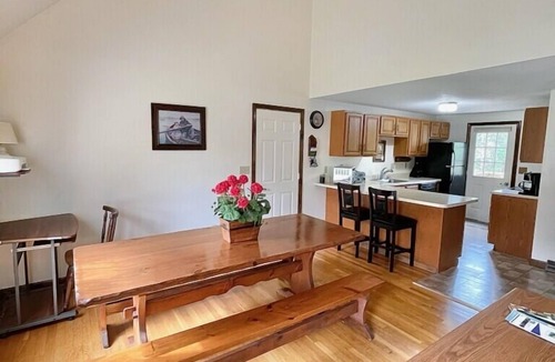 Seabrook House | OCT AVAIL: CLEAN 3B 2B,3MI toBEACH,AC,culdesac,LG DECK,TENNIS/PICKLE Courts