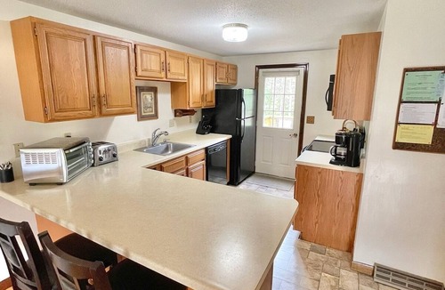 Seabrook House | OCT AVAIL: CLEAN 3B 2B,3MI toBEACH,AC,culdesac,LG DECK,TENNIS/PICKLE Courts