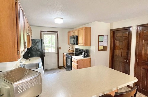 Seabrook House | OCT AVAIL: CLEAN 3B 2B,3MI toBEACH,AC,culdesac,LG DECK,TENNIS/PICKLE Courts