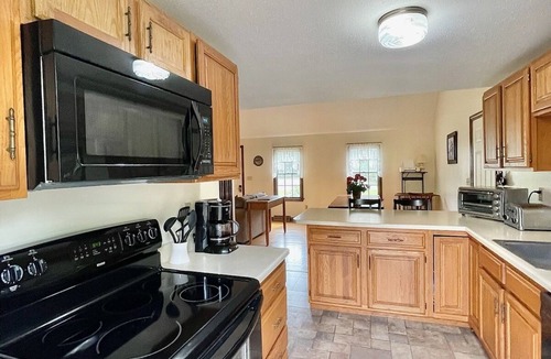 Seabrook House | OCT AVAIL: CLEAN 3B 2B,3MI toBEACH,AC,culdesac,LG DECK,TENNIS/PICKLE Courts