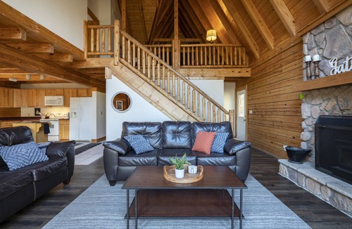 South Bloomingville Ski Chalet | ❤️ of Hocking Hills 🌲 Hot Tub, Wifi, Close to Trails + Caves, 11 Secluded Acres