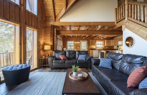 South Bloomingville Ski Chalet | ❤️ of Hocking Hills 🌲 Hot Tub, Wifi, Close to Trails + Caves, 11 Secluded Acres