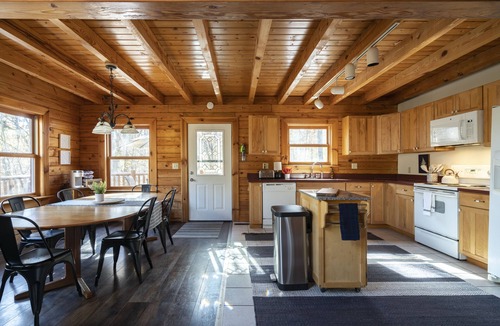South Bloomingville Ski Chalet | ❤️ of Hocking Hills 🌲 Hot Tub, Wifi, Close to Trails + Caves, 11 Secluded Acres