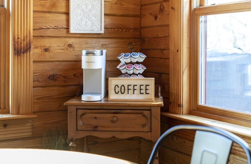 South Bloomingville Ski Chalet | ❤️ of Hocking Hills 🌲 Hot Tub, Wifi, Close to Trails + Caves, 11 Secluded Acres