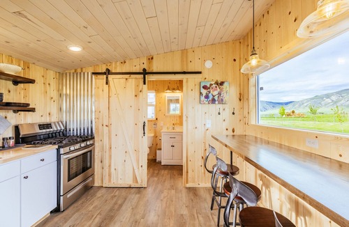 Whitehall Other | Off-grid farm stay with spectacular mountain views!