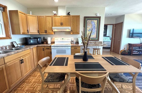 Lakeside House | Old Goat Inn, Wonderful Cottage on Flathead Lake