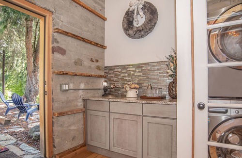 Hope Cottage | Old Hope Idaho City Hall- 20 Minutes to Schweitzer