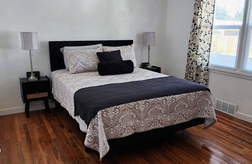 Burley House | OldCharm Spacious 2bdrmhouse in perfect location in Burley with WiFi,Central Air
