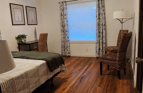 Burley House | OldCharm Spacious 2bdrmhouse in perfect location in Burley with WiFi,Central Air
