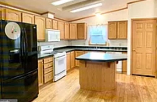 Tyrone House | On 105 Acre Farm. 30 miles from Penn State University and 20 miles from Altoona.