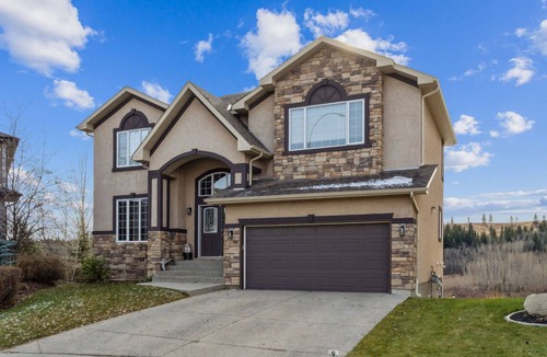 Cochrane House | On Bow River & Pathways-Serene & Relaxing
