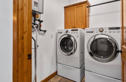 Red Lodge House | On the banks of Rock Creek-4 bedroom 4 bath town home w/hot tub