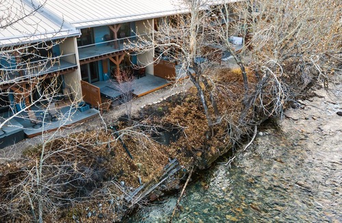 Red Lodge House | On the banks of Rock Creek-4 bedroom 4 bath town home w/hot tub