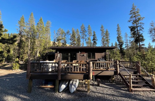 Stanley Cabin | On the River! Newly remodeled 3 bedroom Log Cabin Located Near Stanley Idahon