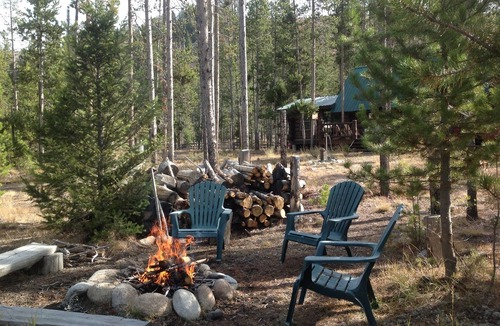 Stanley Cabin | On the River! Newly remodeled 3 bedroom Log Cabin Located Near Stanley Idahon