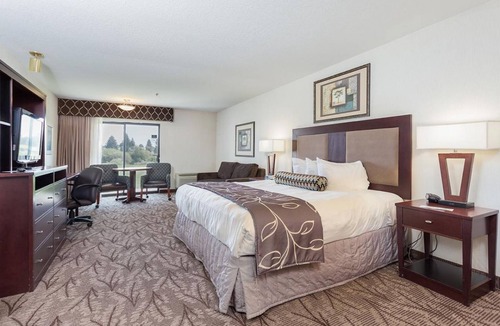 Idaho Falls Hotel | ONE FANTASTIC KING UNIT! POOL, HOT-TUB, SPA, PARKING!