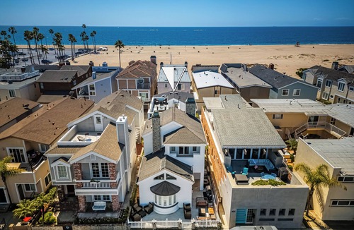 Balboa Peninsula House | One house from the sand, situated between Newport and Balboa Piers.