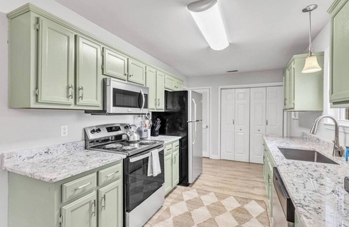 Spring Hill House | One-Level 3BR, Yard & Firepit
