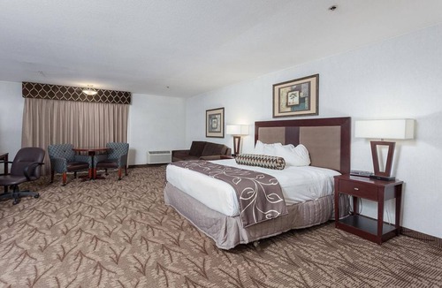 Idaho Falls Hotel | ONE MAJESTIC KING UNIT! POOL, HOT-TUB, SPA, PARKING!