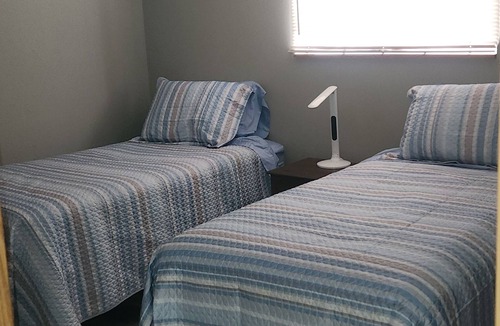 Aberdeen Cabin | One Mile from Airport! 3 Bedroom Lodge Sleeps 5 to 7