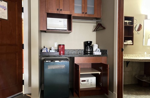 Cougar Creek Apartment | One Spacious Room with king bed & sofa bed.W/pool/tub