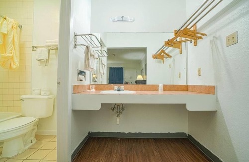 Kingsville Hotel | One Unit w/King Bed | Free Parking | Near Baffin Bay & LE Ramey Golf Course