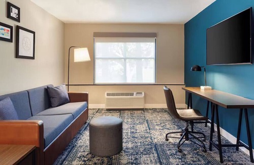 Florida Central Atlantic Coast Hotel | Orlando Convention Center Queen Suite w/gym, pool