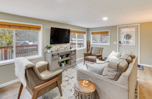 Ahsahka Cottage | Orofino Cottage - Patio, Hot Tub & Outdoor Kitchen