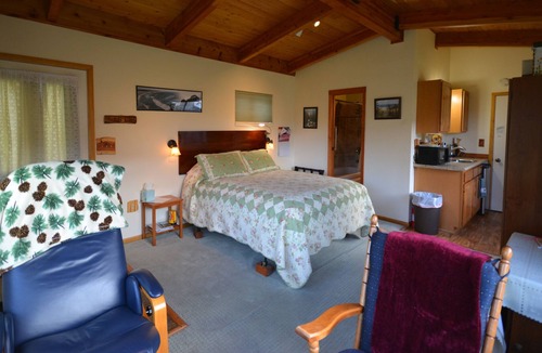 Gardiner Apartment | Osprey Point Rest. 5 minutes from Gardiner, Yellowstone River and wildlife views