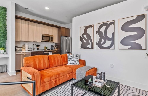 Pendleton Apartment | OTR | King Bed l Free Parking | Gym | Top Floor