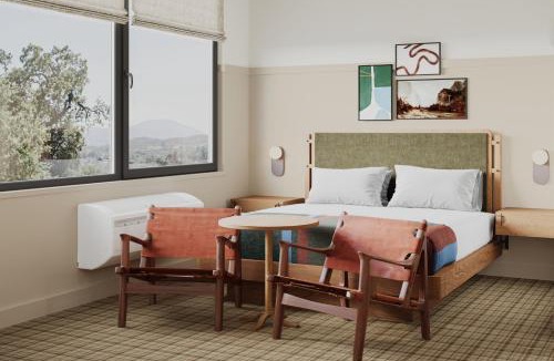 Oakhurst Hotel | Outbound Yosemite