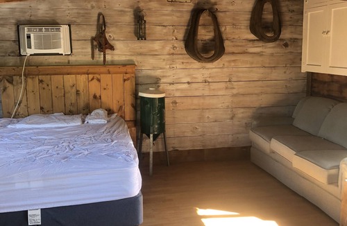 Worland House | Outdoor housing with Air conditioning and propane shower