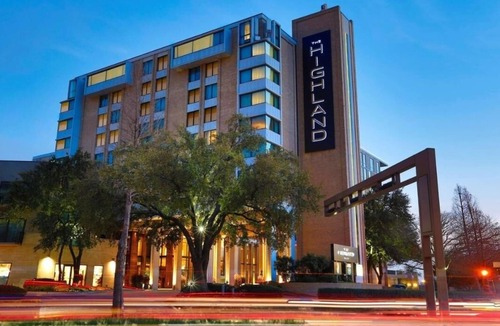 Glencoe Hotel | Outdoor Pool & Pet Room Near Highland Park Shopping