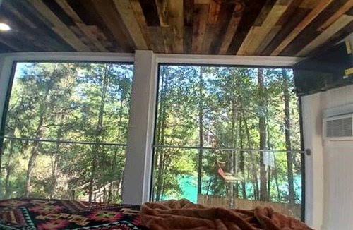 Waller Cabin | Outstanding Forest Container with Water Views and BBQ in Texas