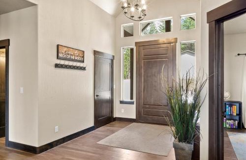 Coeur d'Alene Apartment | Overlooking Lake View with 3 BR Game Room for 12 guests