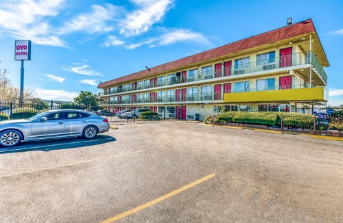 Clodine Hotel | OYO Hotel Houston Southwest I-69