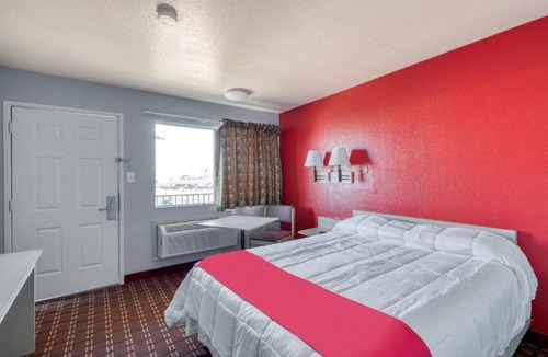 Clodine Hotel | OYO Hotel Houston Southwest I-69