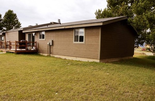 Horse Butte House | Paintbrush North- clean & quiet home with mountain views