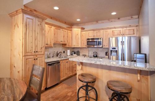 Victor House | Palisades Lodge Suite 206