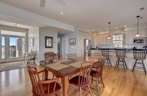 Arundel on the Bay House | Panoramic Bay Views, Wraparound Decks, 1-Minute Walk to Beach